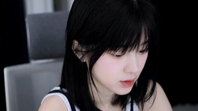 머리 넘기는 나시 문월