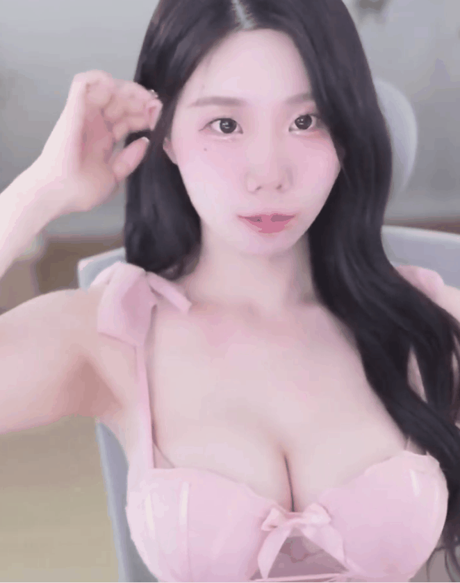 뽕 보이는 숙인 가슴골 에디린