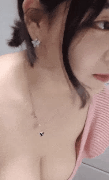 요원 보여주는 가슴골