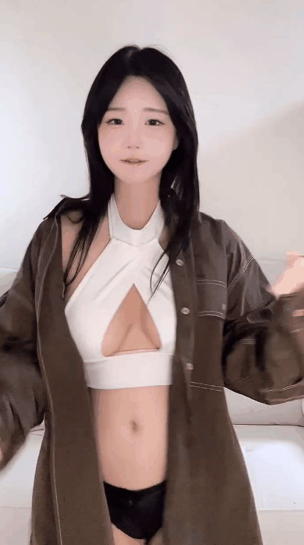 에디린 화이트 탑 가슴골