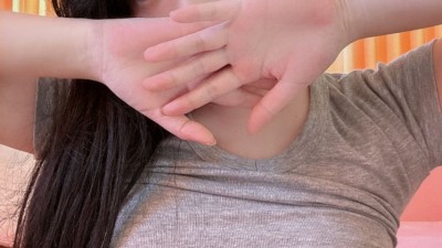 강인경 회색 크롭티 언더붑 노출