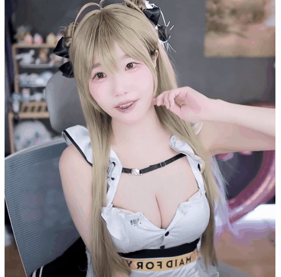 수련수련 코스프레한 금발 메이드 D컵 가슴골