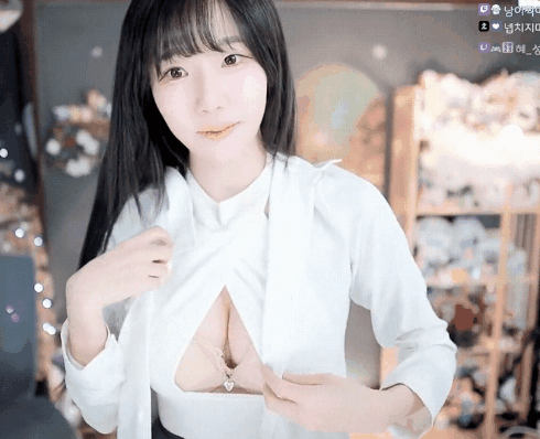 수련수련 구멍난틈 브라 노출 가슴골