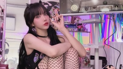 겨우디 검정 레이스 브라 망사스타킹 옆으로 눌린 가슴골