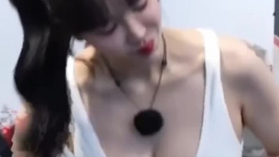 핏블리에 운동하러 간 겨우디 묵직한 가슴 흰 브라탑 레깅스 몸매