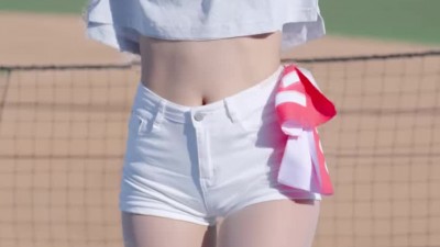개막전 아래가 헐렁한 크롭티 흰 반바지 몸매 김진아 치어리더