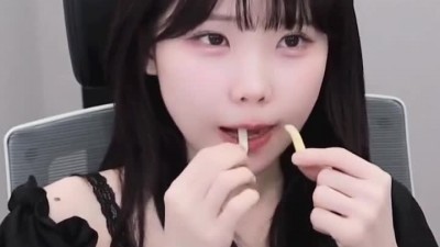 감튀 먹다 장난치는 우정잉