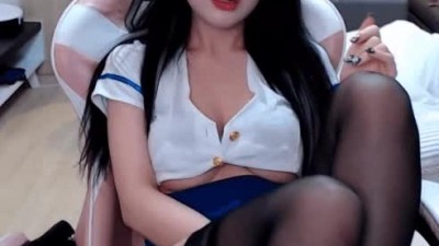 의자에 앉은 마음이 좋은 착장