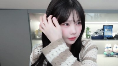 머리 넘겨주는 우정잉