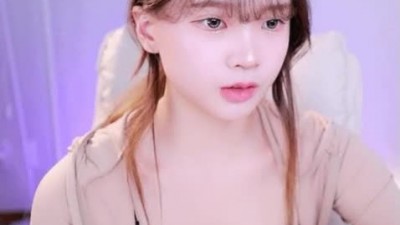 숲으로 이적한 세림잉 베이지색 브라탑 가슴골