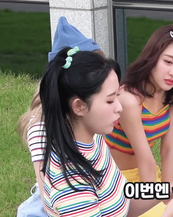 잔디밭에서촬영하는올리비아혜