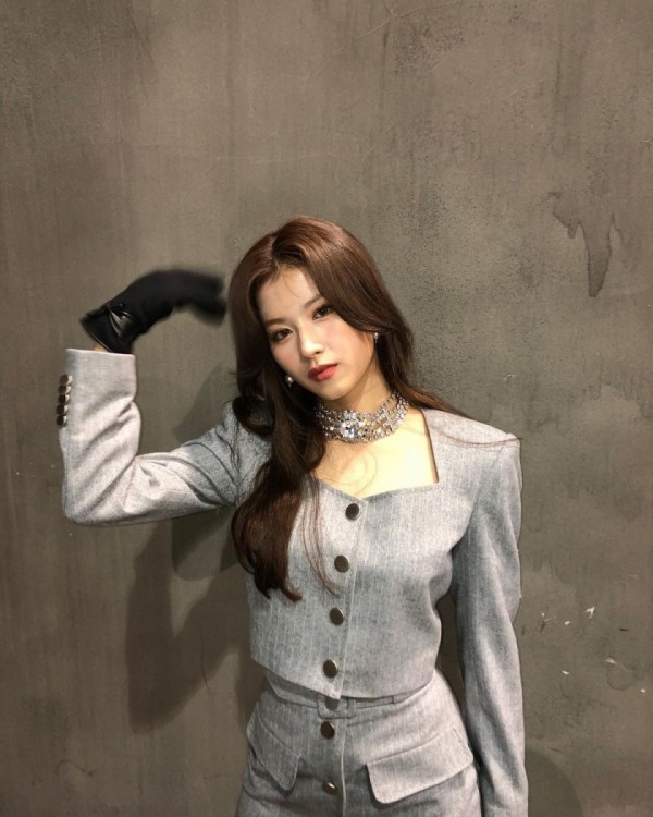 사나 인스타 Eyes wide open 의상