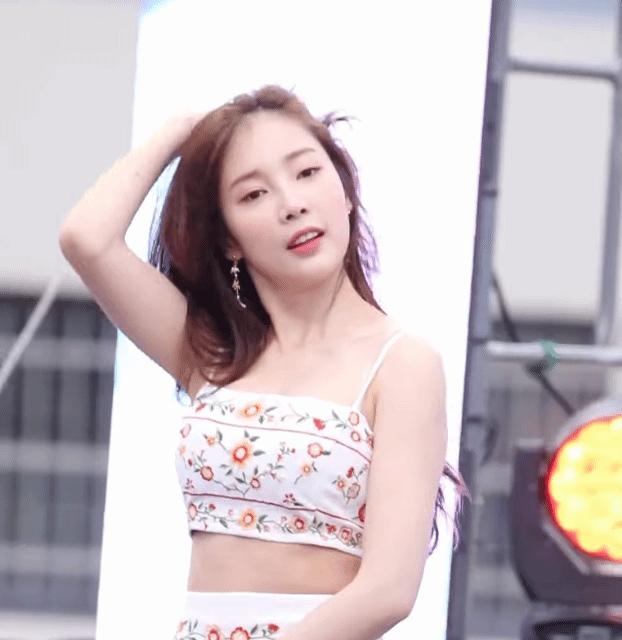 윤채경 끈 민소매