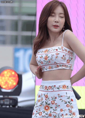 윤채경끈민소매