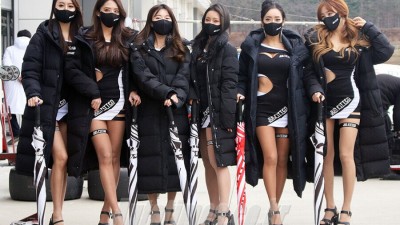 마스크쓴레이싱모델