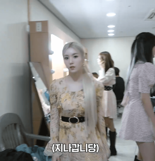 지나가는권은비